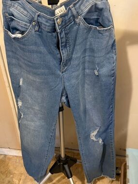 Nicole Miller size 12 distressed Light Wash Denim Jeans